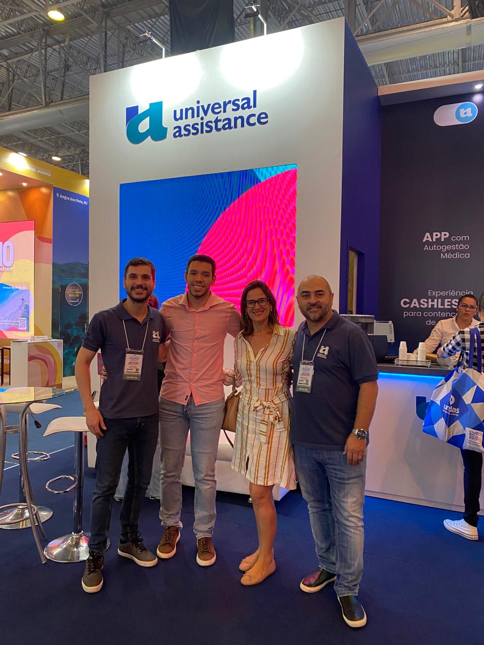 Equipe T&C Intercâmbio no estande da Universal Assistance